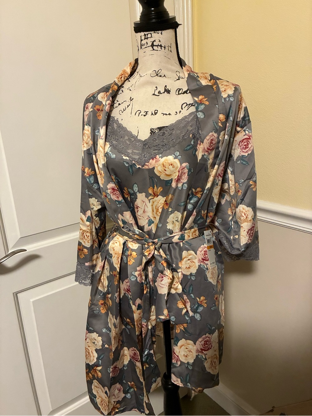 NWT Flora Nikrooz Gray Floral Satin Lace-Trim Robe 3 piece